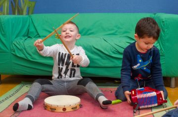 Als een echte drummer bij kinderdagverblijf Up Kinderopvang aan Beetslaan Rijswijk