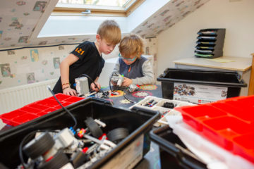 Bezig met techniek bij buitenschoolse opvang - Up Kinderopvang aan de Willem van Rijswijckstraat in Rijswijk