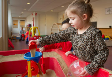 Binnen lekker spelen met zand bij kinderdagverblijf - Up Kinderopvang aan de P. van Vlietlaan in Rijswijk