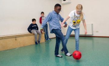 Binnen voetballen bij buitenschoolse opvang - Up Kinderopvang aan ILSY-plantsoen Den Haag Ypenburg