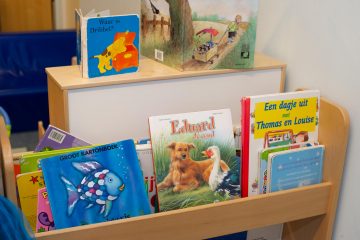 Boekjes kijken en lezen bij peuteropvang - Up Kinderopvang aan Böttgerwater - Den Haag Ypenburg