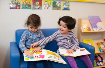 Boekjes lezen bij peuteropvang - Up Kinderopvang aan de Henri Dunantlaan in Rijswijk