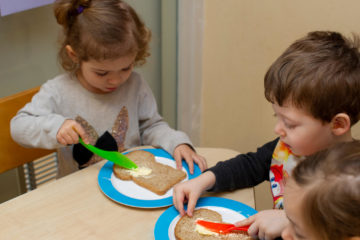 Boterhammen smeer je zelf bij kinderdagverblijf - Up Kinderopvang aan de Rijswijkse Landingslaan Den Haag Ypenburg