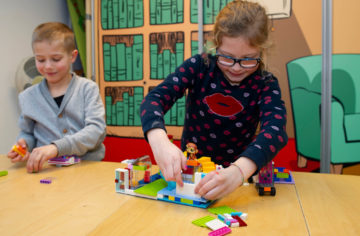 Bouwen in de gezellige huiskamer van buitenschoolse opvang - Up Kinderopvang aan ILSY-plantsoen Den Haag Ypenburg