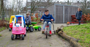 Buiten op de fiets bij peuteropvang - Up Kinderopvang aan Dr Poelslaan in Rijswijk