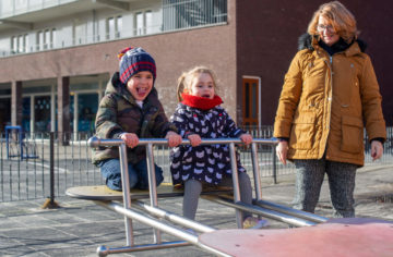 Buiten op de wipwap bij kinderdagverblijf - Up Kinderopvang aan de Steenuillaan in Den Haag Ypenburg