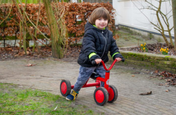 Buitenspelen bij kinderdagverblijf - Up Kinderopvang aan de P. van Vlietlaan in Rijswijk