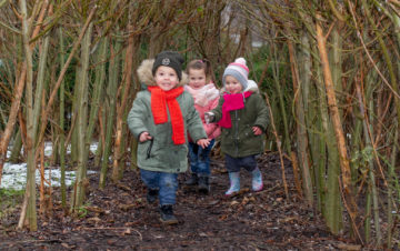 Buitenspelen in de tuin bij kinderdagverblijf - Up Kinderopvang aan de Labouchèrelaan in Rijswijk