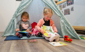 Chillen in de tent met een boekje bij kinderdagverblijf - Up Kinderopvang aan de Esdoornstraat Rijswijk