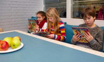 Chillen met een boek bij buitenschoolse opvang - Up Kinderopvang aan de P van Vlietlaan in Rijswijk