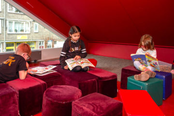 Chillen met een boek bij buitenschoolse opvang - Up Kinderopvang aan de Willem van Rijswijckstraat in Rijswijk