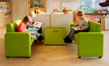 Chillen met een boek op de bank bij kinderdagverblijf - Up Kinderopvang aan de P. van Vlietlaan in Rijswijk