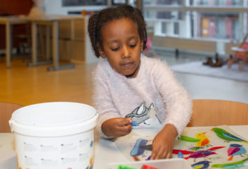 Creatief met klei bij buitenschoolse opvang - Up Kinderopvang aan de Steenuillaan in Den Haag Ypenburg