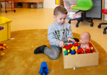 De pop gaat lekker in bad bij kinderdagverblijf - Up Kinderopvang aan de Steenuillaan in Den Haag Ypenburg