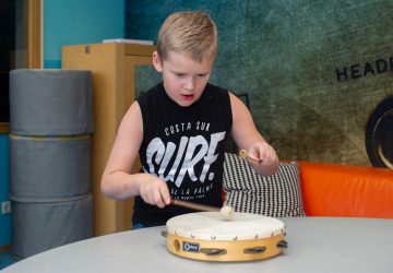 Drummer in de dop bij bso Up Kinderopvang aan Admiraal Helfrichsingel Rijswijk