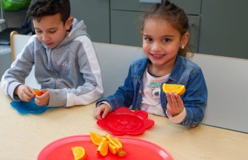 Fruit eten bij peuteropvang - Up Kinderopvang aan Dr Poelslaan in Rijswijk