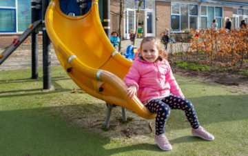 Glijden van de glijbaan bij kinderdagverblijf - Up Kinderopvang aan de Daniël Catterwijckstraat in Rijswijk