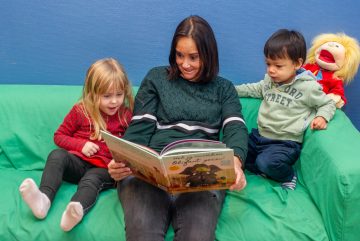 Grappige verhalen luisteren bij buitenschoolse opvang Up Kinderopvang aan de Beetslaan in Rijswijk