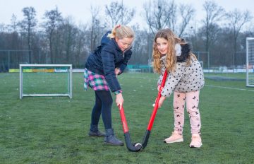 Hockeyen op de sportvelden voor de deur van buitenschoolse opvang - Up Kinderopvang aan de Brasserskade in Den Haag Ypenburg