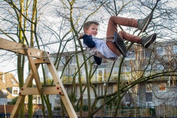 Hoog in de schommel bij buitenschoolse opvang - Up Kinderopvang aan de Derde Werelddreef in Delft