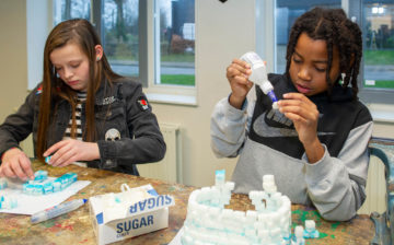 Iglo bouwen bij buitenschoolse opvang - Up Kinderopvang aan ILSY-plantsoen Den Haag Ypenburg