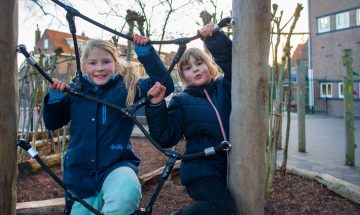 In de netten klimmen bij buitenschoolse opvang - Up Kinderopvang aan Caspar Fagelstraat in Delft