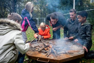 Kampvuur maken bij bso van Up Kinderopvang aan het Jaagpad in Rijswijk