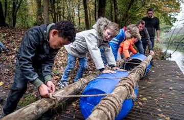 Zelf een vlot bouwen bij Up Kinderopvang aan het Jaagpad in Rijswijk