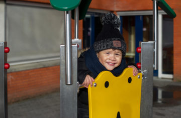 Klaar om van de glijbaan te gaan bij kinderdagverblijf - Up Kinderopvang aan de Steenuillaan in Den Haag Ypenburg