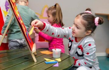 Kleine kunstenaars in de dop bij kinderdagverblijf - Up Kinderopvang aan de Wiardi Beckmanlaan in Rijswijk