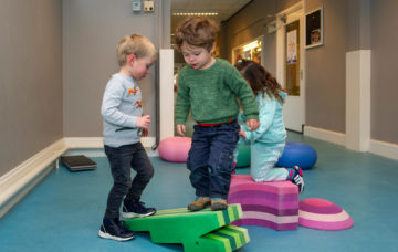 Klimmen en springen bij kinderdagverblijf - Up Kinderopvang aan de Esdoornstraat Rijswijk