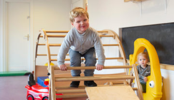 Klimmen in de gymzaal bij kinderdagverblijf - Up Kinderopvang aan de P. van Vlietlaan in Rijswijk