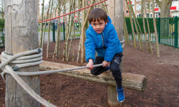 Klimmen in de tuin van buitenschoolse opvang - Up Kinderopvang aan de Van Alkemadestraat in Delft