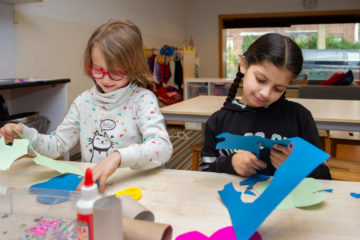 Knippen en plakken bij buitenschoolse opvang - Up Kinderopvang aan de Willem van Rijswijckstraat in Rijswijk