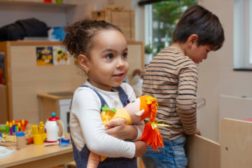 Knuffelen met je pop bij kinderdagverblijf - Up Kinderopvang aan de Willem van Rijswijckstraat in Rijswijk