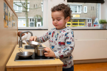 Koken met potten en pannen bij kinderdagverblijf - Up Kinderopvang aan de Willem van Rijswijckstraat in Rijswijk