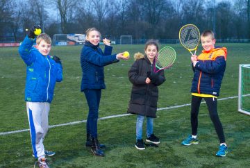 Kom je ook een potje tennissen bij buitenschoolse opvang - Up Kinderopvang aan de Brasserskade in Den Haag Ypenburg