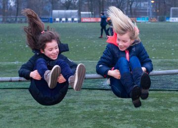 Koprollen aan het rek bij buitenschoolse opvang - Up Kinderopvang aan de Brasserskade in Den Haag Ypenburg