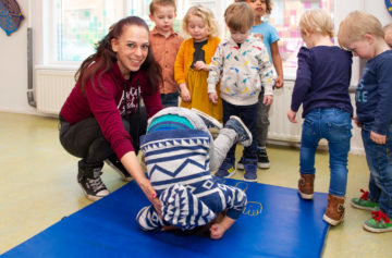 Koprollen op de mat bij kinderdagverblijf - Up Kinderopvang aan de Daniël Catterwijckstraat in Rijswijk