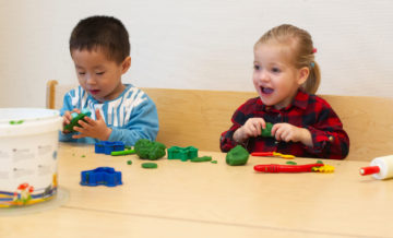 Kunstwerken van klein maken bij buitenschoolse opvang - Up Kinderopvang aan Laan van Hoornwijck In den Haag Ypenburg