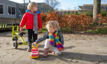 Lekker buitenspelen bij kinderdagverblijf - Up Kinderopvang aan de Daniël Catterwijckstraat in Rijswijk