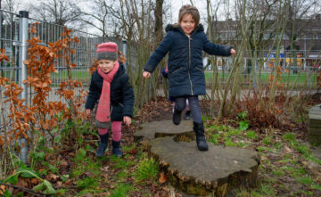 Lekker samen buitenspelen bij peuteropvang - Up Kinderopvang aan Dr Poelslaan in Rijswijk