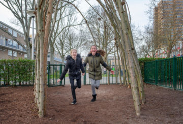 Lekker uitwaaien op het plein bij buitenschoolse opvang - Up Kinderopvang aan de Van Alkemadestraat in Delft