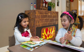 Lezen bij de open haard bij kinderdagverblijf - Up Kinderopvang aan de Labouchèrelaan in Rijswijk
