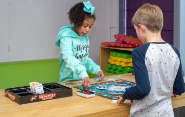 Met vrienden monopoly spelen bij buitenschoolse opvang - Up Kinderopvang aan de Derde Werelddreef in Delft