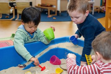 Ook binnen lekker spelen met zand bij kinderdagverblijf Up aan Beetslaan in Rijswijk