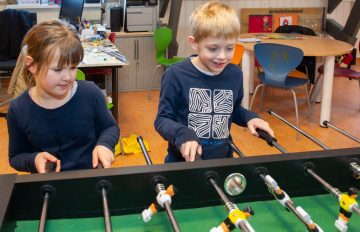 Partijtje voetbal bij buitenschoolse opvang - Up Kinderopvang aan Caspar Fagelstraat in Delft