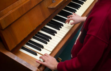 Piano spelen bij buitenschoolse opvang - Up Kinderopvang aan de Wiardi Beckmanlaan in Rijswijk