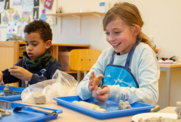 Plezier tijdens het kleien bij buitenschoolse opvang - Up Kinderopvang aan Laan van Hoornwijck In den Haag Ypenburg