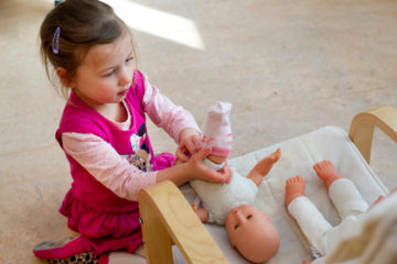 Poppen aankleden bij kinderdagverblijf - Up Kinderopvang aan de Labouchèrelaan in Rijswijk